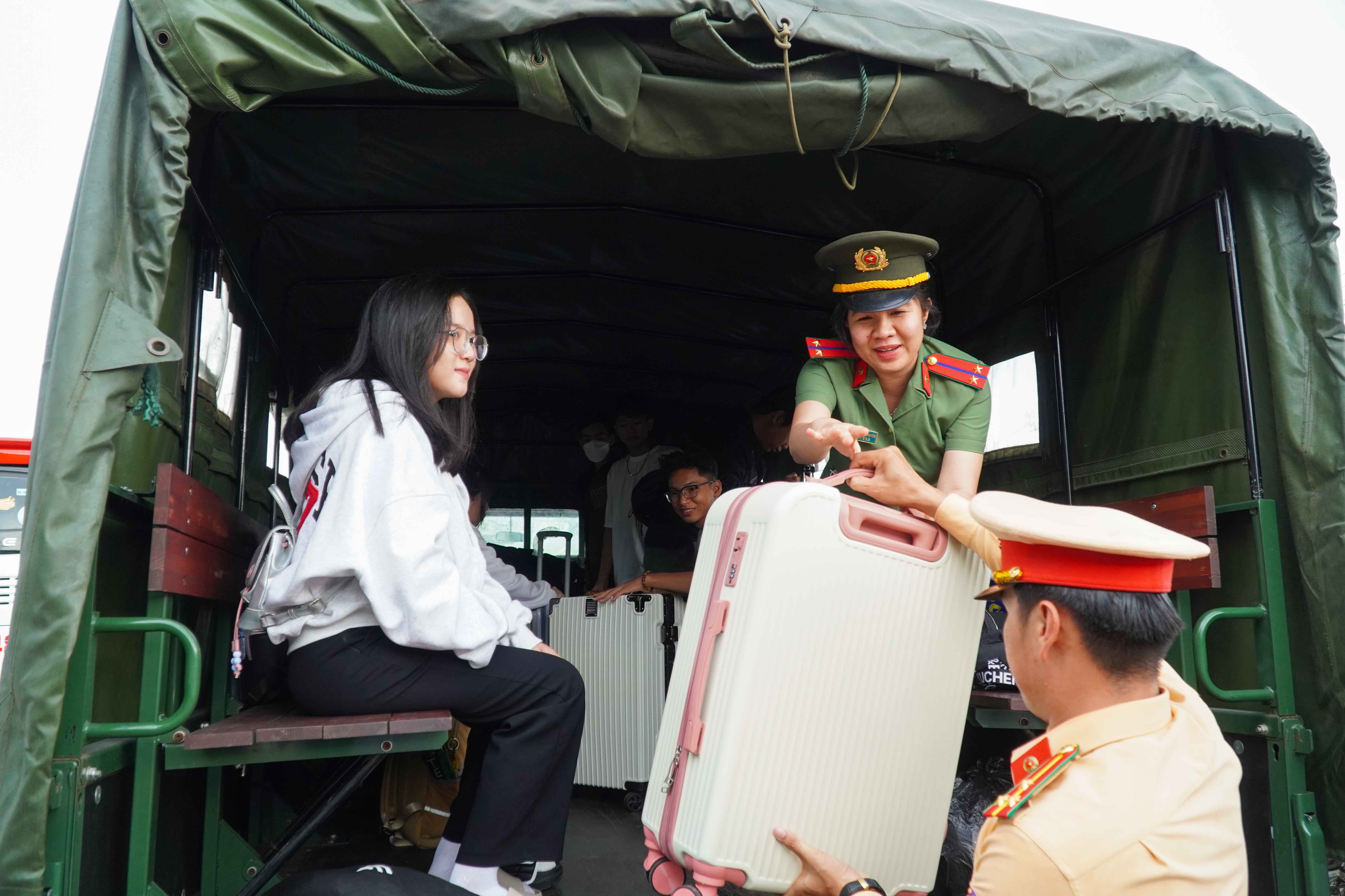 Lực lượng Công an hỗ trợ các em điểm nơi lưu trú để tham gia thi.