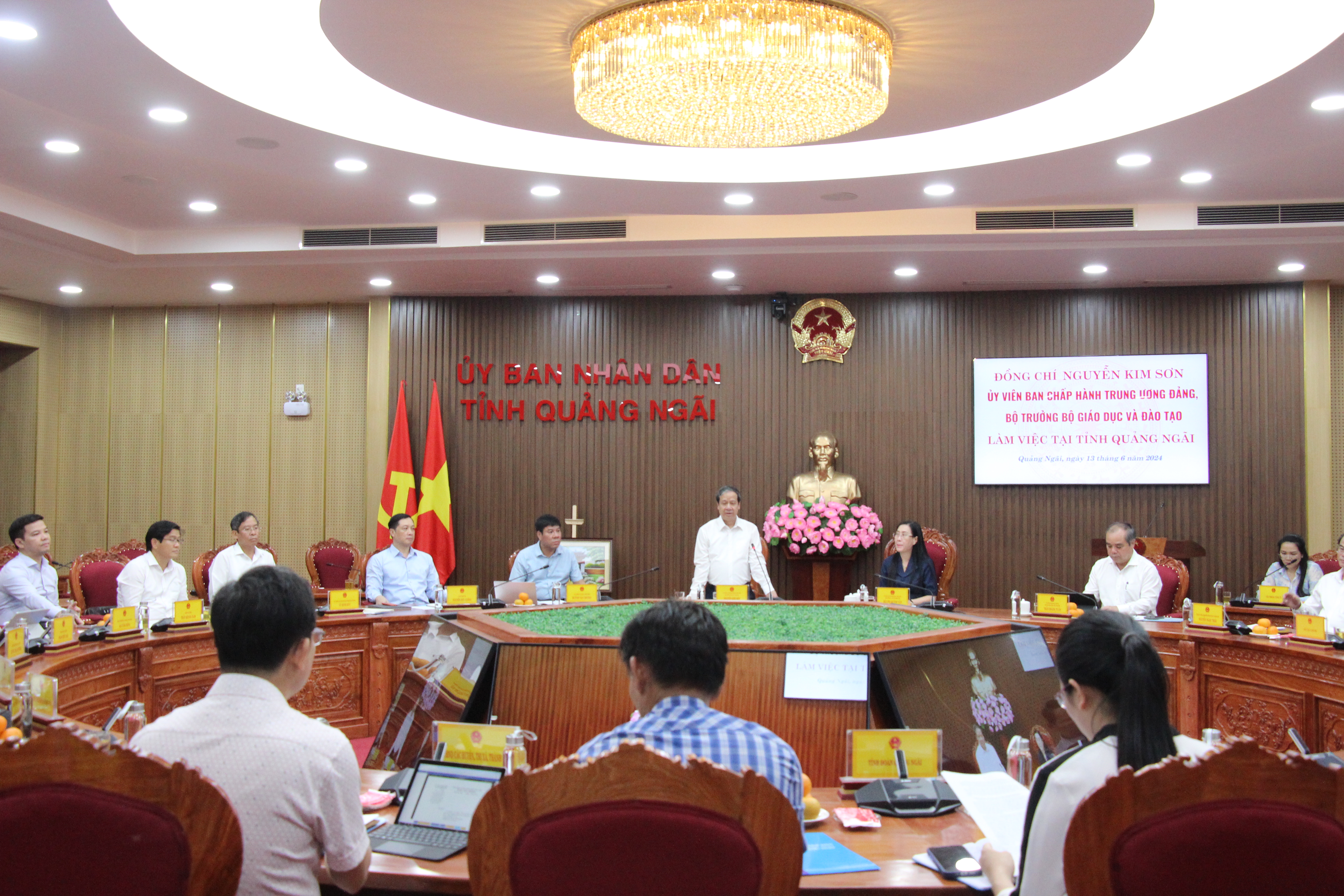 Đoàn công tác do Bộ trưởng Nguyễn Kim Sơn dẫn đầu làm việc tại tỉnh Quảng Ngãi.