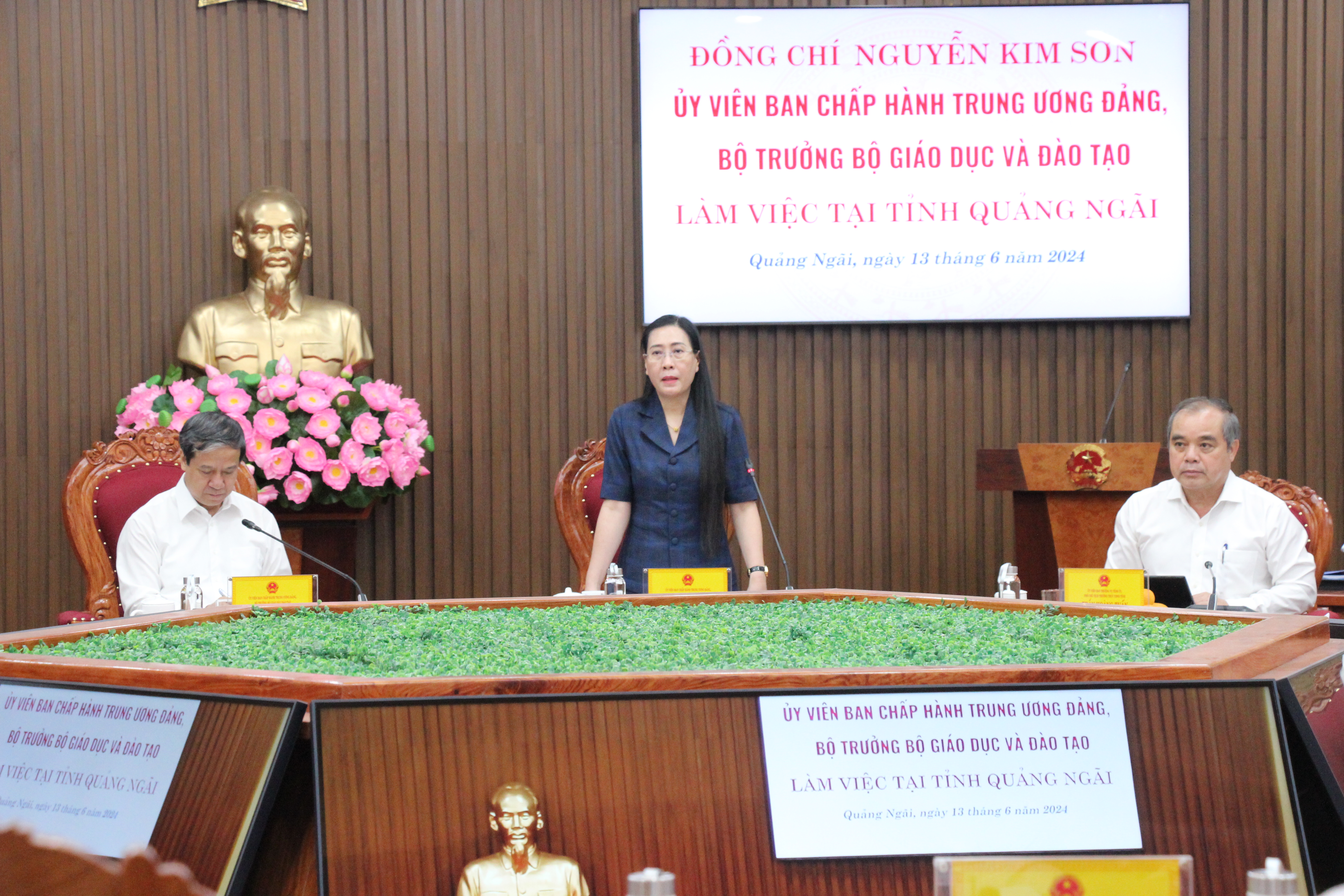Bà Bùi Thị Quỳnh Vân, Bí thư Tỉnh uỷ Quảng Ngãi thông tin tại buổi làm việc.
