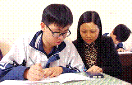 Cô giáo Trần La Giang cũng chính là mẹ luôn tận tình kèm cặp và dõi theo từng bước đường thành công của Ngô Phi Long