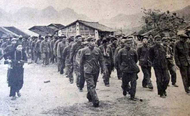 Nữ dân quân Cao Bằng dẫn giải tù binh Trung Quốc bị bắt