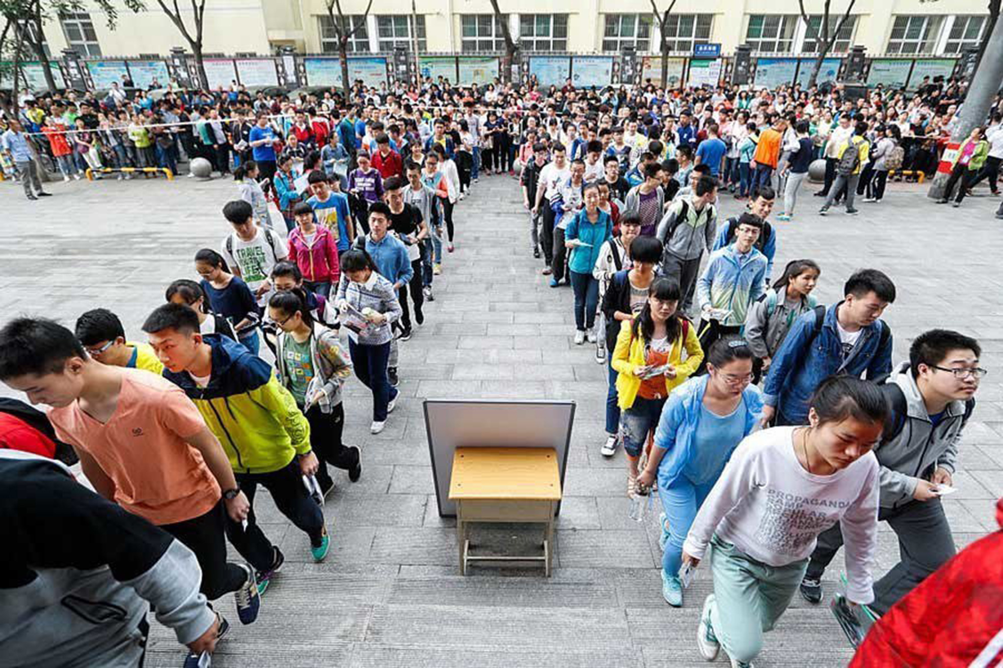 Thí sinh tiến vào trường thi tại kỳ thi khốc liệt nhất thế giới ở Trung Quốc. Ảnh: IT
