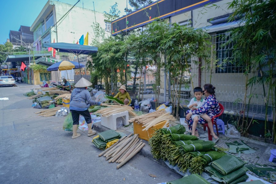 Chợ lá dong ở Đà Nẵng ế ẩm ngày giáp Tết