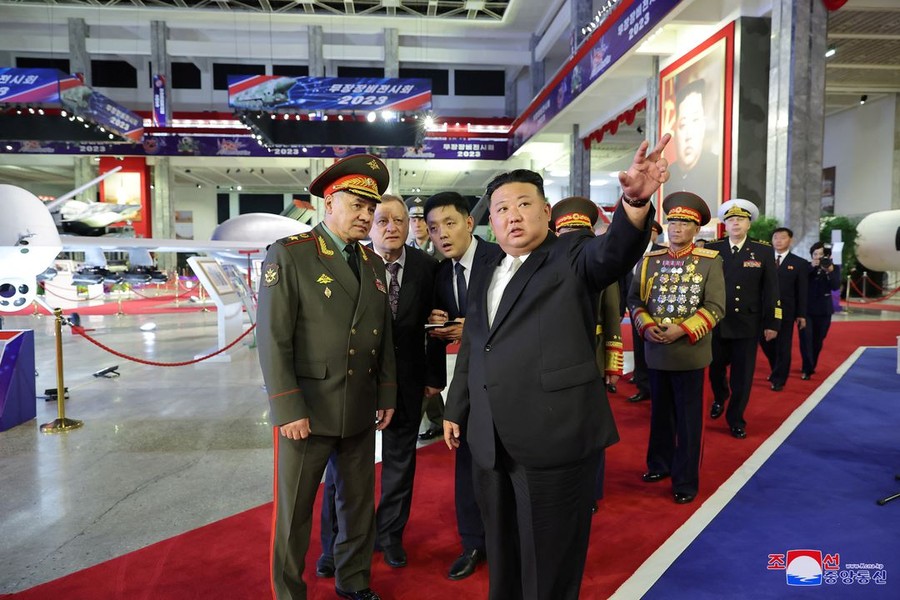 Chùm ảnh ông Sergei Shoigu thăm triển lãm quốc phòng Triều Tiên
