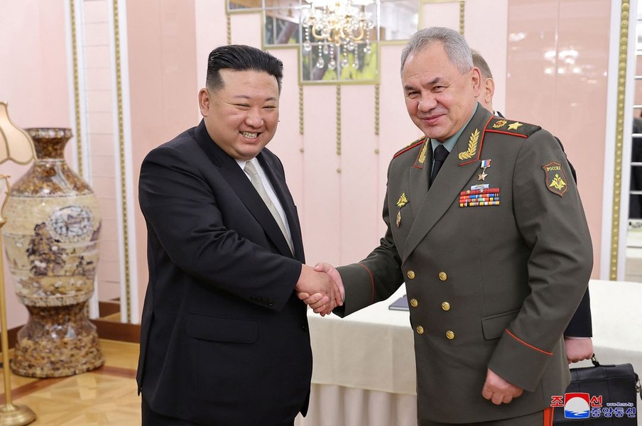 Chùm ảnh ông Sergei Shoigu thăm triển lãm quốc phòng Triều Tiên