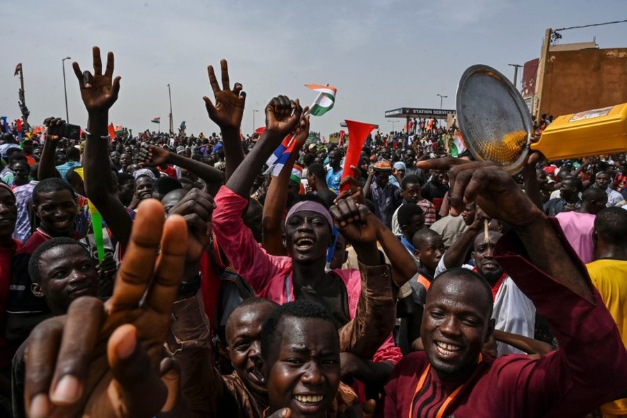 Hàng chục nghìn người Niger vây quanh căn cứ quân sự Pháp