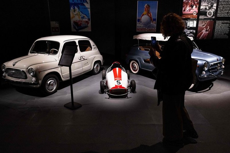 Chùm ảnh bộ sưu tập ôtô cổ cực đẹp của Hoàng tử Monaco
