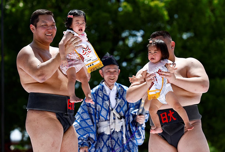 Chùm ảnh 100 em bé khóc òa trong lễ hội sumo