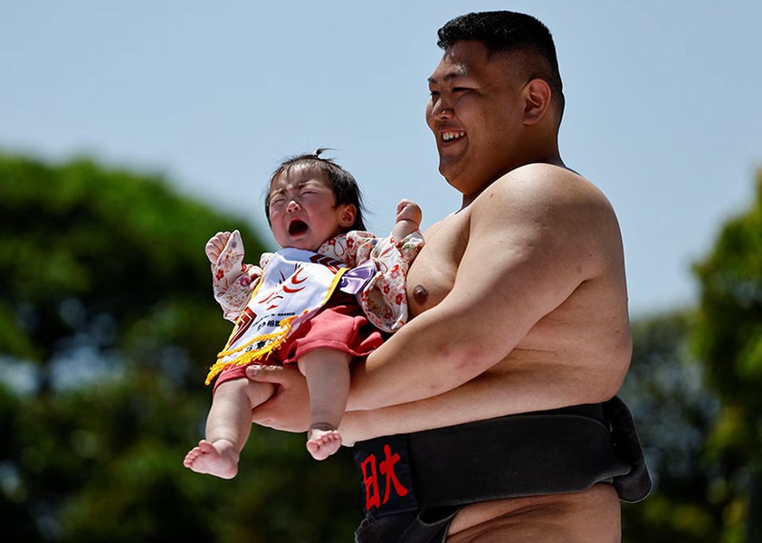 Chùm ảnh 100 em bé khóc òa trong lễ hội sumo