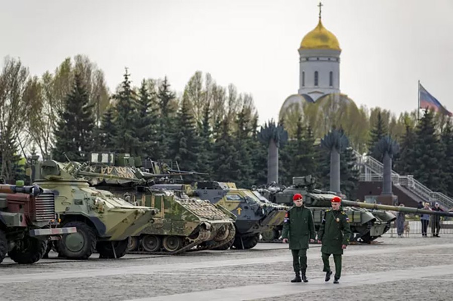 Hình ảnh Nga trưng bày chiến lợi phẩm thu được từ chiến trường
