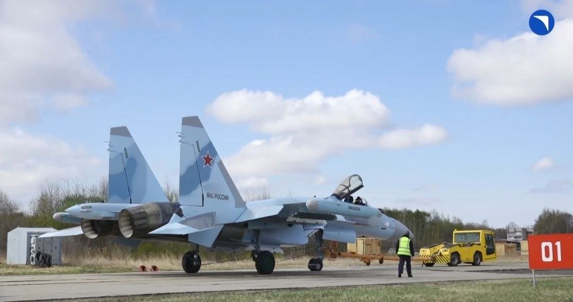 Hình ảnh Lực lượng hàng không vũ trụ nhận máy bay chiến đấu Su-35S mới 