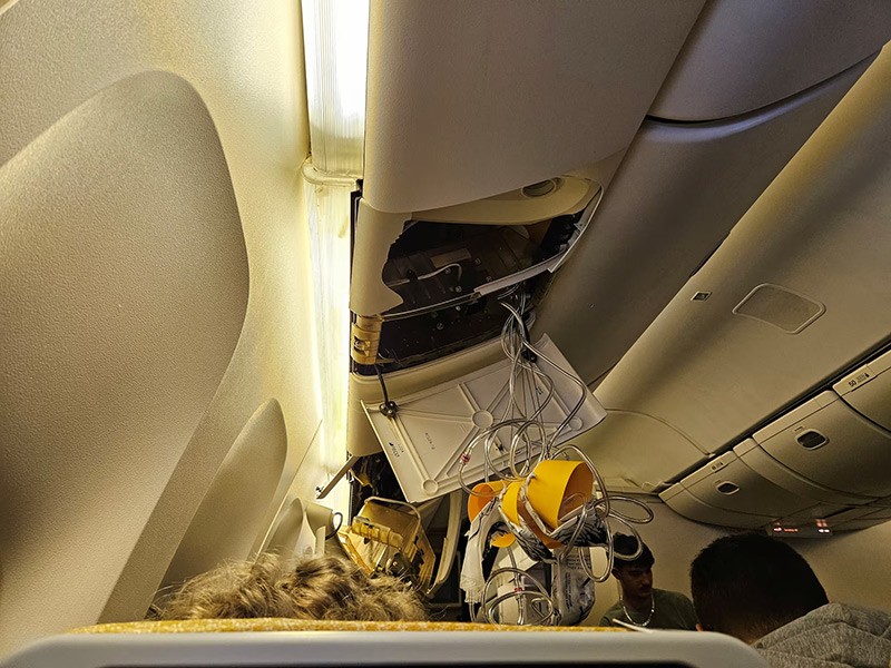 Chùm ảnh bên trong máy bay gặp nhiễu động kì lạ của Singapore Airlines