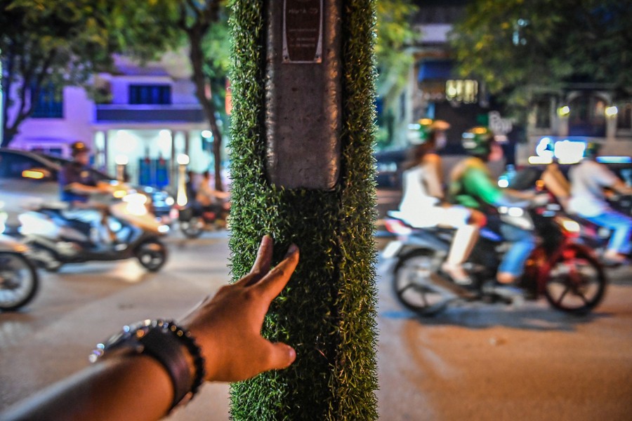 Cột điện, bốt điện tại Hà Nội bất ngờ được quấn cỏ nhựa, phủ gỗ