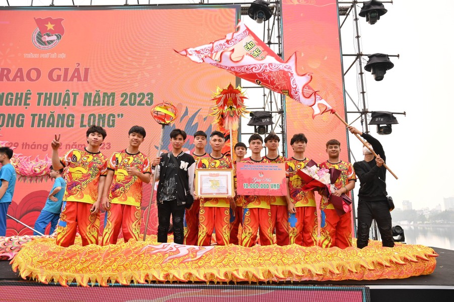 Mãn nhãn múa Rồng tại Festival Thanh niên quốc tế