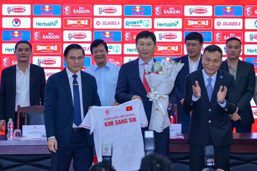 Tân HLV Trưởng đội tuyển bóng đá Nam và U23 Việt Nam chính thức ra mắt
