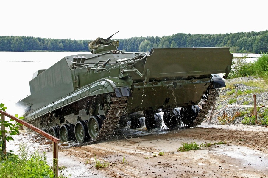 Thiết giáp lội nước BT-3F chuẩn bị tham chiến