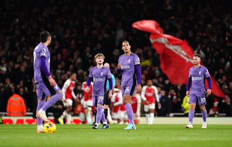 Chùm ảnh: Liverpool thảm bại, Arsenal thắp sáng cuộc đua vô địch 