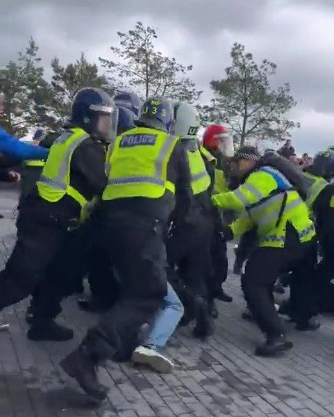 Chùm ảnh: Hỗn loạn sau trận Tottenham – Arsenal, cảnh sát vào cuộc
