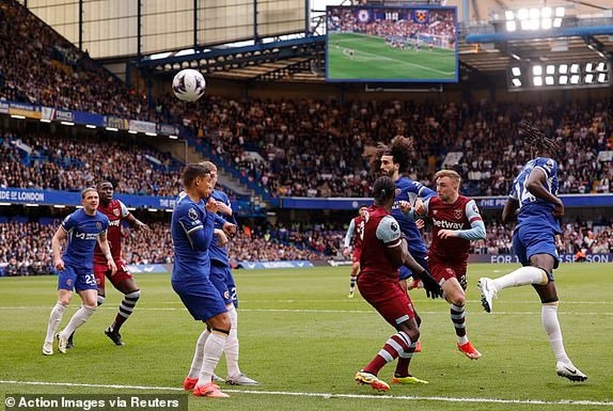Chelsea ‘tăng tốc’, vượt mặt Man Utd 