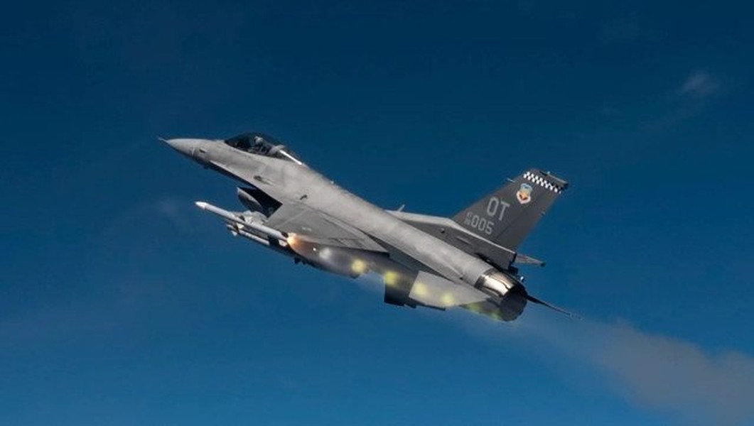 Nhận định khu vực đầu tiên chiến đấu cơ F-16 tấn công