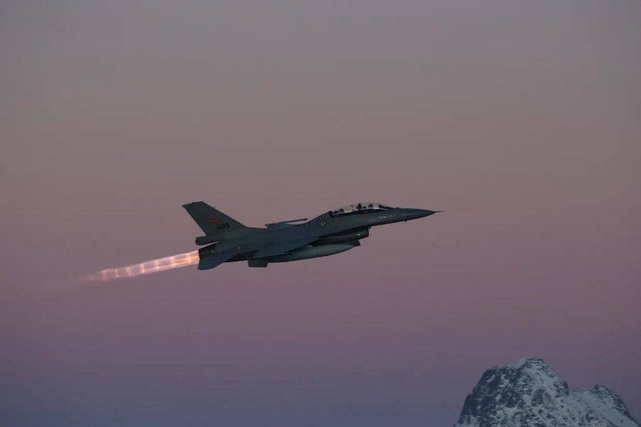 Nhận định khu vực đầu tiên chiến đấu cơ F-16 tấn công