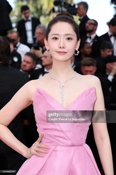 Yoona (SNSD) ngọt ngào như công chúa trên thảm đỏ Cannes 2024