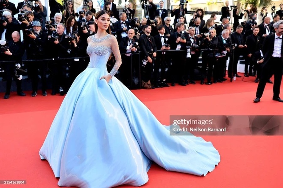 Hoa hậu Hoàn vũ 2015 sải bước tại Cannes 2024 như công chúa bước ra từ cổ tích