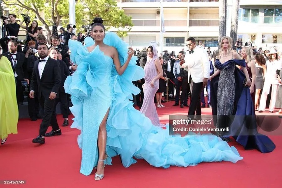 Hoa hậu Hoàn vũ 2015 sải bước tại Cannes 2024 như công chúa bước ra từ cổ tích