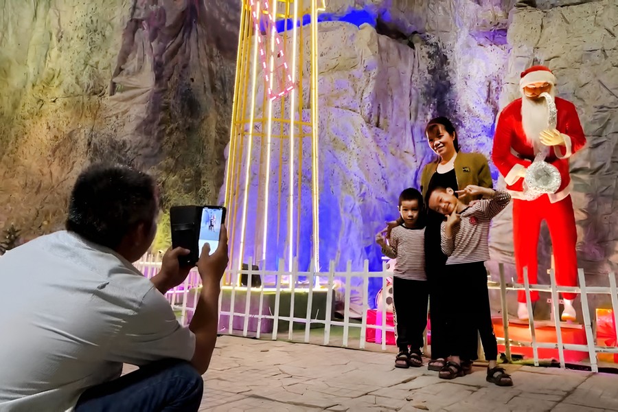 Chiêm ngưỡng hang đá 'khủng' đón Giáng sinh ở Nghệ An