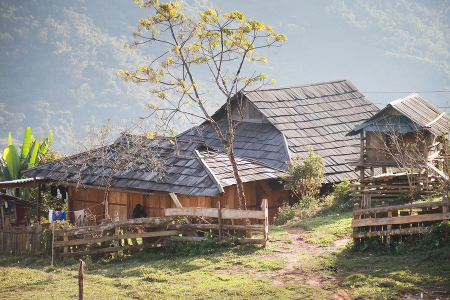 Những nếp nhà cũ lợp gỗ sa mu ở miền Tây xứ Nghệ