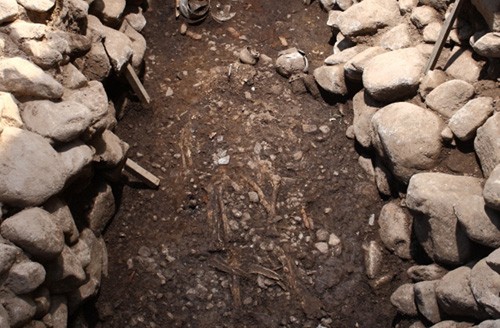 Hai bộ xương được phát hiện trong khu vực khai quật.