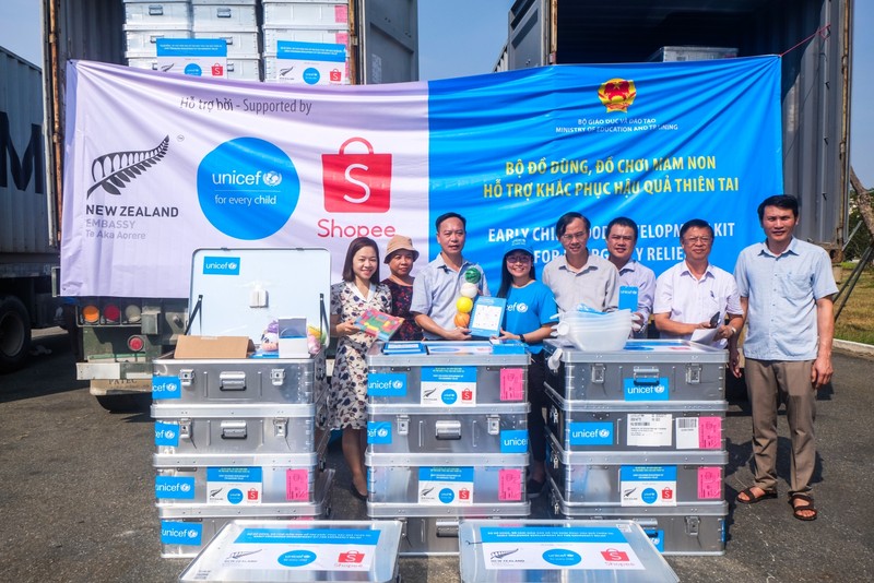 Đại diện Bộ GD&ĐT (thứ 3, trái sang) tiếp nhận bộ đồ dùng, đồ chơi mầm non do UNICEF trao tặng cho ngành giáo dục 4 tỉnh miền Trung.