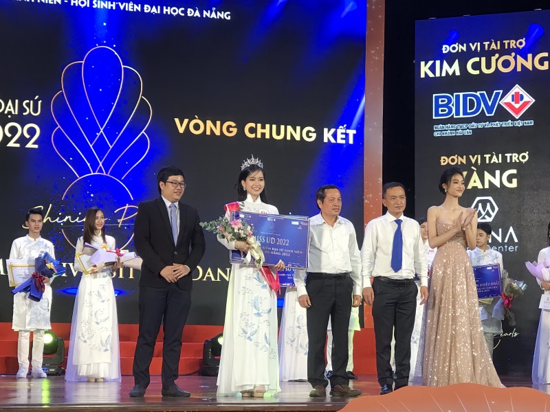 Thí sinh Trần Thị Hồng Linh (Trường Đại học Ngoại ngữ) đạt danh hiệu Hoa Khôi Đại học Đà Nẵng 2022. 