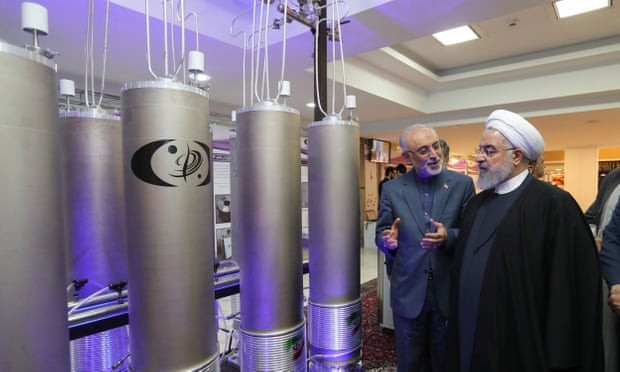 Tổng thống Iran, Hassan Rouhani, kiểm tra máy ly tâm làm giàu uranium