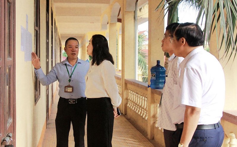 Phó Bí thư thường trực Tỉnh ủy Đinh Thị Lụa đi kiểm tra các điểm thi