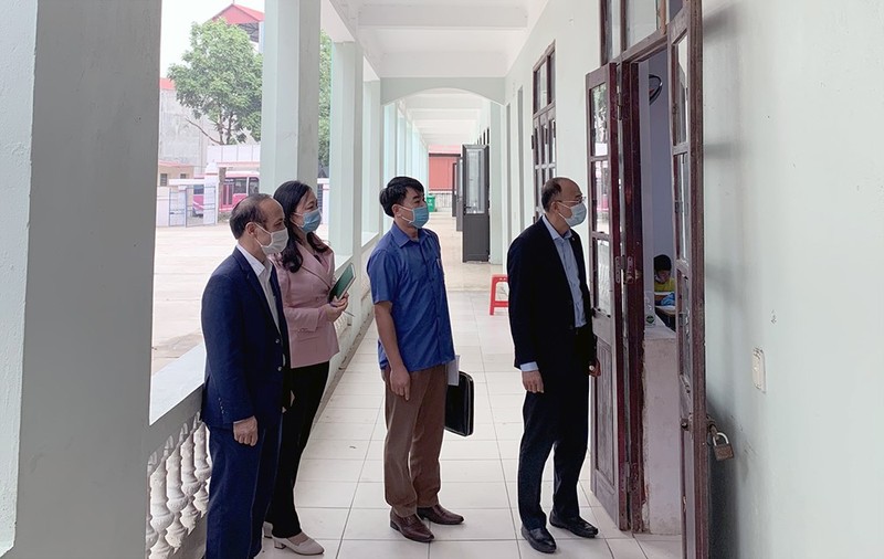 Ông Trần Tuấn Nam - Giám đốc Sở GD&ĐT Bắc Giang kiểm tra tại Trường THCS Lam Cốt (Tân Yên).