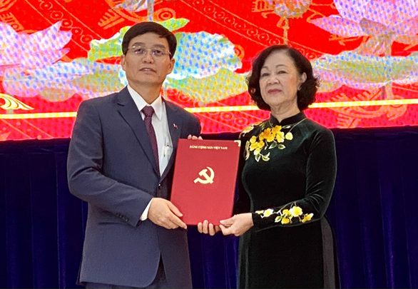 Bà Trương Thị Mai - UVBCT, Bí thư Trung ương Đảng, Trưởng ban Tổ chức TƯ trao Quyết định cho ông Trần Đình Trung