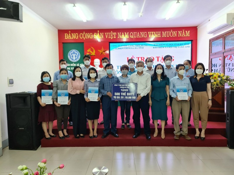 Formosa Hà Tĩnh trao tặng thẻ bảo hiểm cho người dân có hoàn cảnh khó khăn tại thị xã Kỳ Anh (Hà Tĩnh)
