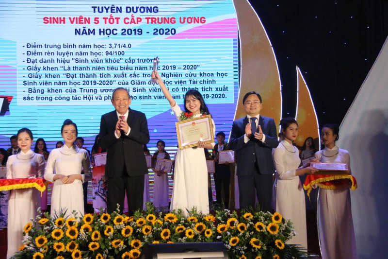 Phó Thủ tướng Trương Hòa Bình trao danh hiệu "Sinh viên 5 tốt".