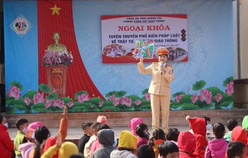 Cán bộ Phòng CSGT (Công an tỉnh Quảng Trị) tuyên truyền phổ biến giáo dục pháp luật cho học sinh.