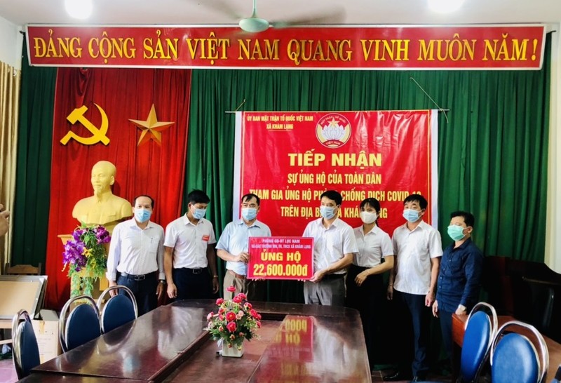 Phòng GD&ĐT Lục Nam cùng Ban Giám hiệu tặng quà cho BCĐ phòng chống Covid-19 xã Khám Lạng.