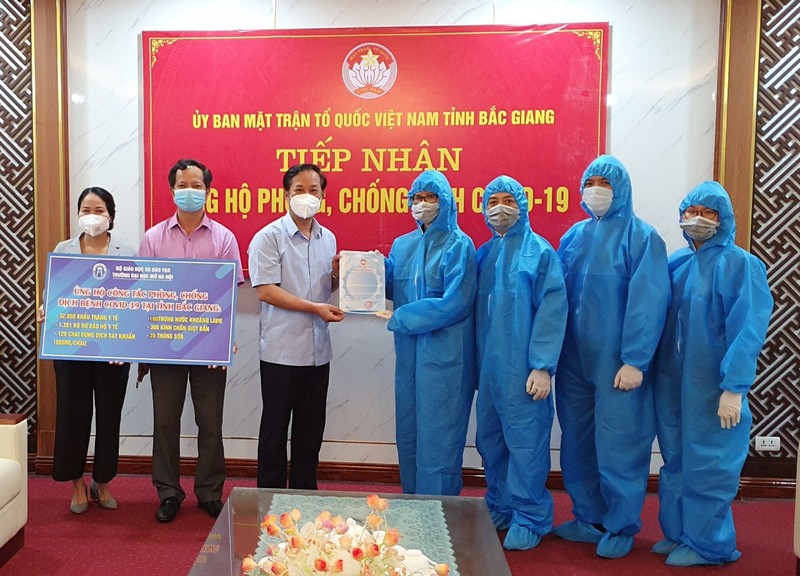 Đại diện Trường ĐH Mở Hà Nội đã đến Bắc Giang trao tặng vật phẩm y tế và một số nhu yếu phẩm.