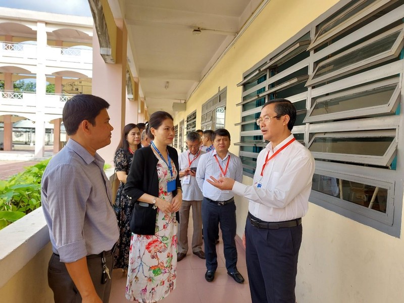 Thứ trưởng Nguyễn Văn Phúc và đoàn công tác trao đổi với cán bộ tại điểm thi Trường THPT Trần Văn Ơn (TP Dĩ An, Bình Dương)