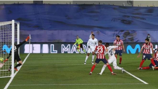 Một cuộc so tài giữa Real Madrid và Atletico Madrid.