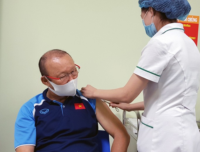 Thầy Park được tiêm vắc-xin COVID-19 hôm 5/4.