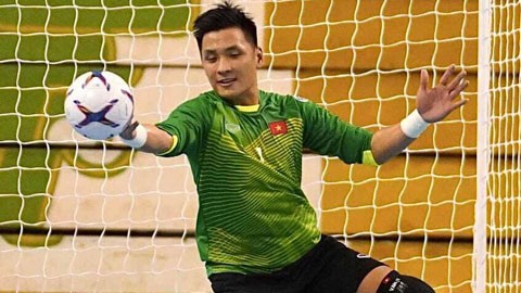 Thủ môn Hồ Văn Ý thi đấu nổi bật trong màu áo tuyển Futsal Việt Nam.