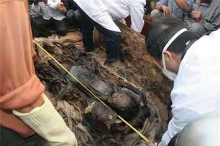 Xem các nhà khảo cổ khai quật ngôi mộ cổ 300 tuổi