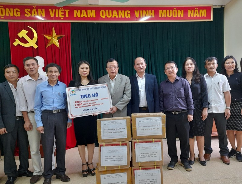 NGƯT Ngô Trần Ái trao tặng 200 bộ SGK và hàng nghìn quyển vở cho HS ở  TP Hà Tĩnh.