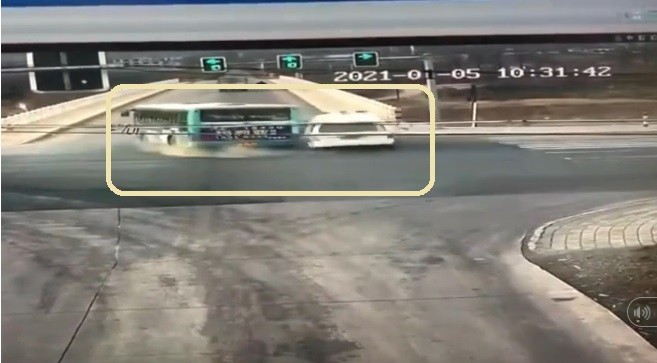 Video: Xe cấp cứu vượt đèn đỏ với tốc độ cao khiến xe buýt lao xuống sông