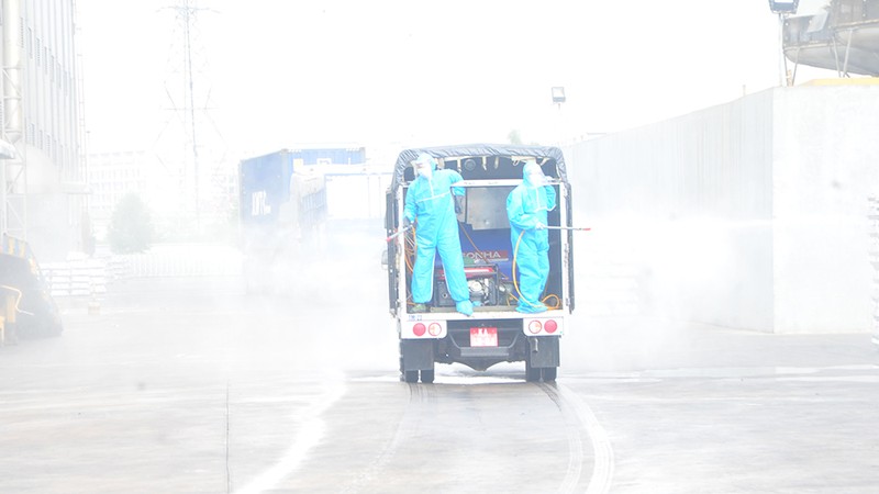 Các cán bộ, chiến sĩ tham gia phun khử khuẩn tại Khu công nghiệp Vân Trung. Nguồn: Báo Bắc Giang